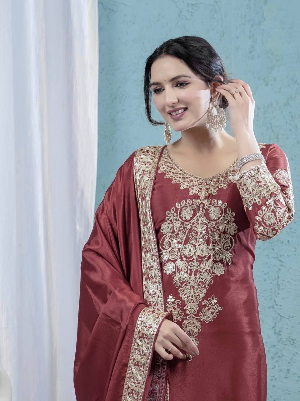 For a look that exudes understated elegance, envelop yourself in deep colors and elaborate accents. - Image 5